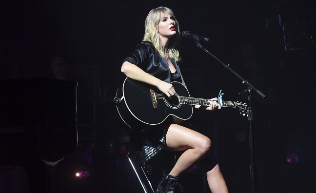 Taylor Swift gets intimate in acoustic-filled 'City of Lover' concert